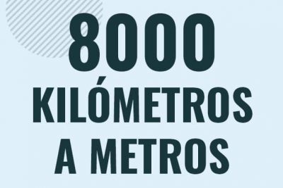 Profesor en pizarra explicando cuanto es 8000 kilometros en metros o como pasar de 8000 km a m