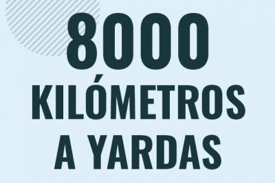 Profesor en pizarra explicando cuanto es 8000 kilometros en yardas o como pasar de 8000 km a yd