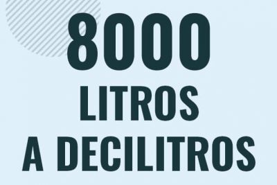 Profesor en pizarra explicando cuanto es 8000 litros en decilitros o como pasar de 8000 l a dl