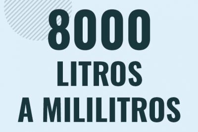 Profesor en pizarra explicando cuanto es 8000 litros en mililitros o como pasar de 8000 l a ml