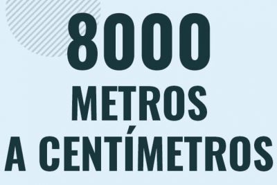 Profesor en pizarra explicando cuanto es 8000 metros en centimetros o como pasar de 8000 m a cm