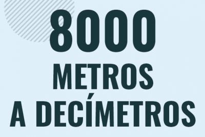 Profesor en pizarra explicando cuanto es 8000 metros en decimetros o como pasar de 8000 m a dm