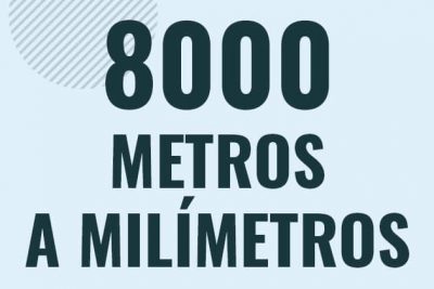 Profesor en pizarra explicando cuanto es 8000 metros en milimetros o como pasar de 8000 m a mm