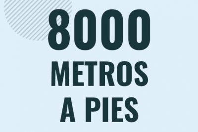 Profesor en pizarra explicando cuanto es 8000 metros en pies o como pasar de 8000 m a ft