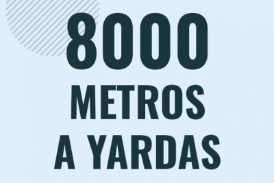 Profesor en pizarra explicando cuanto es 8000 metros en yardas o como pasar de 8000 m a yd