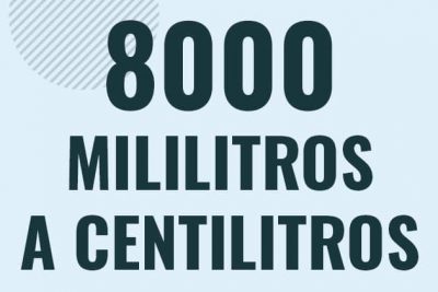 Profesor en pizarra explicando cuanto es 8000 mililitros en centilitros o como pasar de 8000 ml a cl