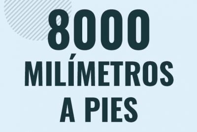 Profesor en pizarra explicando cuanto es 8000 milimetros en pies o como pasar de 8000 mm a ft