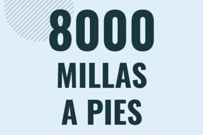 Profesor en pizarra explicando cuanto es 8000 millas en pies o como pasar de 8000 mi a ft