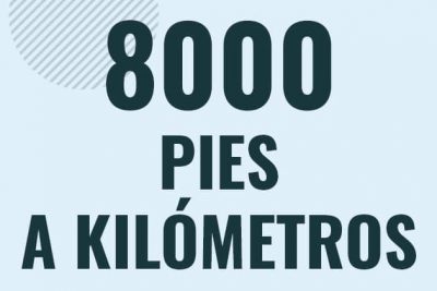 Profesor en pizarra explicando cuanto es 8000 pies en kilometros o como pasar de 8000 ft a km