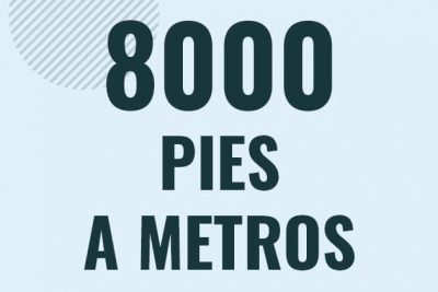 Profesor en pizarra explicando cuanto es 8000 pies en metros o como pasar de 8000 ft a m