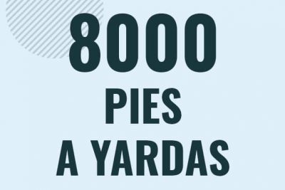 Profesor en pizarra explicando cuanto es 8000 pies en yardas o como pasar de 8000 ft a yd