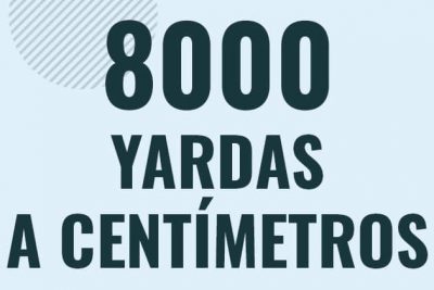 Profesor en pizarra explicando cuanto es 8000 yardas en centimetros o como pasar de 8000 yd a cm