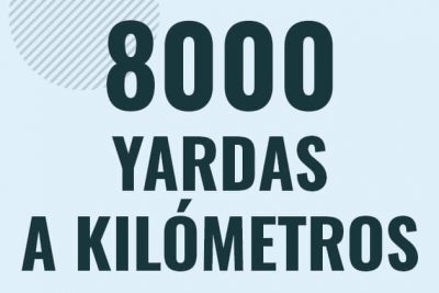 Profesor en pizarra explicando cuanto es 8000 yardas en kilometros o como pasar de 8000 yd a km