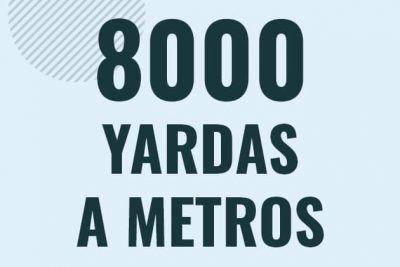 Profesor en pizarra explicando cuanto es 8000 yardas en metros o como pasar de 8000 yd a m