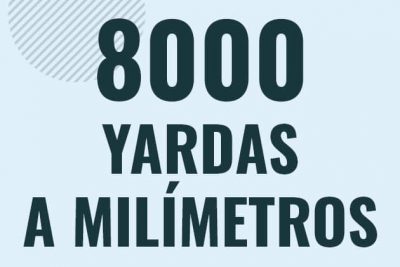 Profesor en pizarra explicando cuanto es 8000 yardas en milimetros o como pasar de 8000 yd a mm
