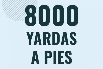Profesor en pizarra explicando cuanto es 8000 yardas en pies o como pasar de 8000 yd a ft