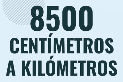 Profesor en pizarra explicando cuanto es 8500 centimetros en kilometros o como pasar de 8500 cm a km