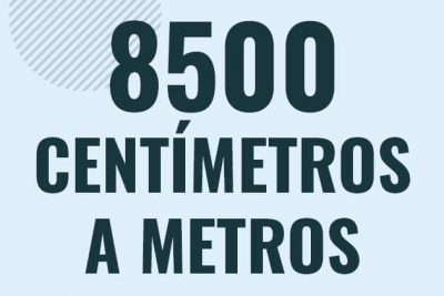 Profesor en pizarra explicando cuanto es 8500 centimetros en metros o como pasar de 8500 cm a m
