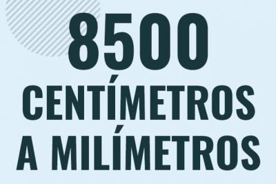 Profesor en pizarra explicando cuanto es 8500 centimetros en milimetros o como pasar de 8500 cm a mm