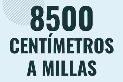 Profesor en pizarra explicando cuanto es 8500 centimetros en millas o como pasar de 8500 cm a mi