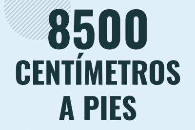 Profesor en pizarra explicando cuanto es 8500 centimetros en pies o como pasar de 8500 cm a ft