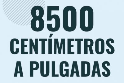 Profesor en pizarra explicando cuanto es 8500 centimetros en pulgadas o como pasar de 8500 cm a in