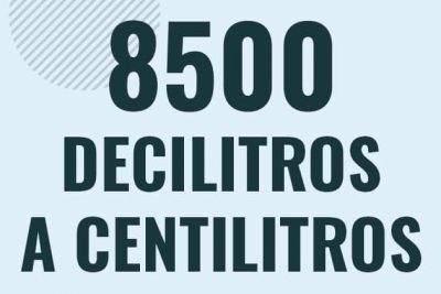Profesor en pizarra explicando cuanto es 8500 decilitros en centilitros o como pasar de 8500 dl a cl