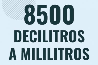 Profesor en pizarra explicando cuanto es 8500 decilitros en mililitros o como pasar de 8500 dl a ml
