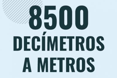 Profesor en pizarra explicando cuanto es 8500 decimetros en metros o como pasar de 8500 dm a m