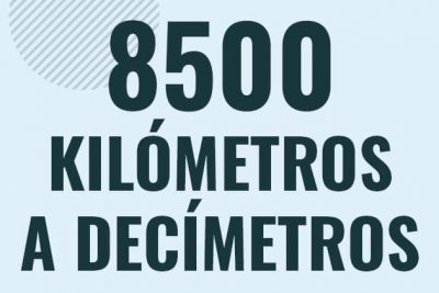 Profesor en pizarra explicando cuanto es 8500 kilometros en decimetros o como pasar de 8500 km a dm