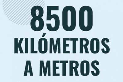 Profesor en pizarra explicando cuanto es 8500 kilometros en metros o como pasar de 8500 km a m