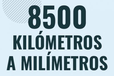 Profesor en pizarra explicando cuanto es 8500 kilometros en milimetros o como pasar de 8500 km a mm
