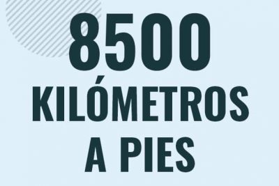 Profesor en pizarra explicando cuanto es 8500 kilometros en pies o como pasar de 8500 km a ft