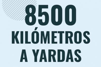 Profesor en pizarra explicando cuanto es 8500 kilometros en yardas o como pasar de 8500 km a yd