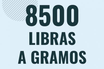 Profesor en pizarra explicando cuanto es 8500 libras en gramos o como pasar de 8500 lb a g