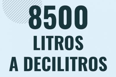 Profesor en pizarra explicando cuanto es 8500 litros en decilitros o como pasar de 8500 l a dl
