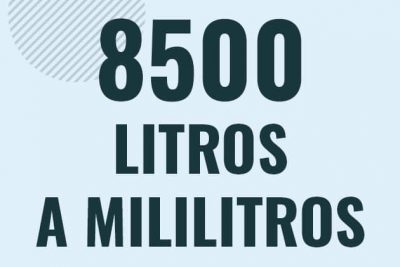 Profesor en pizarra explicando cuanto es 8500 litros en mililitros o como pasar de 8500 l a ml
