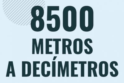 Profesor en pizarra explicando cuanto es 8500 metros en decimetros o como pasar de 8500 m a dm