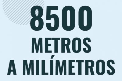 Profesor en pizarra explicando cuanto es 8500 metros en milimetros o como pasar de 8500 m a mm