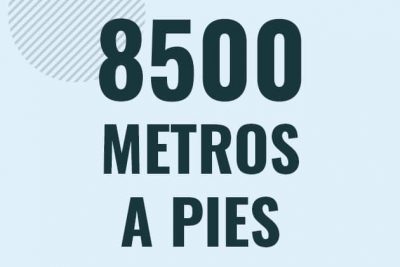 Profesor en pizarra explicando cuanto es 8500 metros en pies o como pasar de 8500 m a ft