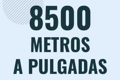 Profesor en pizarra explicando cuanto es 8500 metros en pulgadas o como pasar de 8500 m a in