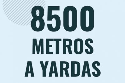 Profesor en pizarra explicando cuanto es 8500 metros en yardas o como pasar de 8500 m a yd