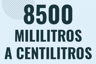 Profesor en pizarra explicando cuanto es 8500 mililitros en centilitros o como pasar de 8500 ml a cl