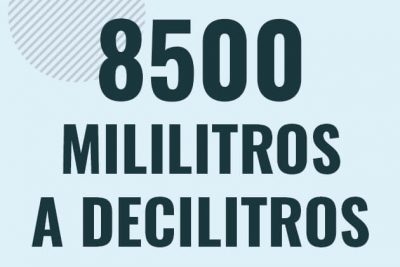 Profesor en pizarra explicando cuanto es 8500 mililitros en decilitros o como pasar de 8500 ml a dl