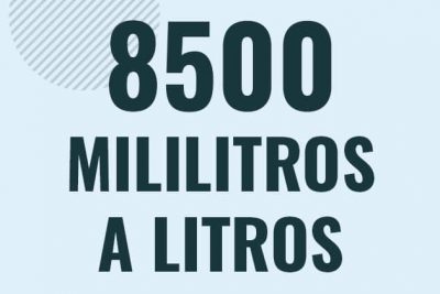 Profesor en pizarra explicando cuanto es 8500 mililitros en litros o como pasar de 8500 ml a l