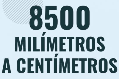 Profesor en pizarra explicando cuanto es 8500 milimetros en centimetros o como pasar de 8500 mm a cm