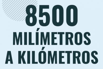 Profesor en pizarra explicando cuanto es 8500 milimetros en kilometros o como pasar de 8500 mm a km