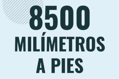 Profesor en pizarra explicando cuanto es 8500 milimetros en pies o como pasar de 8500 mm a ft