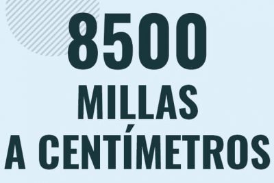 Profesor en pizarra explicando cuanto es 8500 millas en centimetros o como pasar de 8500 mi a cm