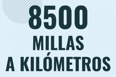 Profesor en pizarra explicando cuanto es 8500 millas en kilometros o como pasar de 8500 mi a km
